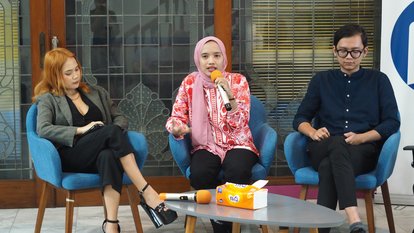 Ratu Tasya (tengah) sedang memberikan paparan mengenai pentingnya literasi digital dalam menghadapi ruang digital yang semakin terbuka dan demokratis.